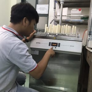 Máy rửa dụng cụ phòng thí nghiệm